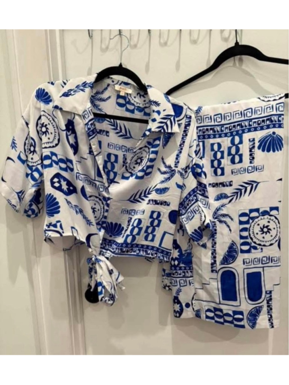 Women's Unbranded White & Blue Patterned Button Down Shirt S